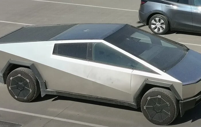 Cybertruck with no side mirrors (removed) looks great! + new body line?!?
