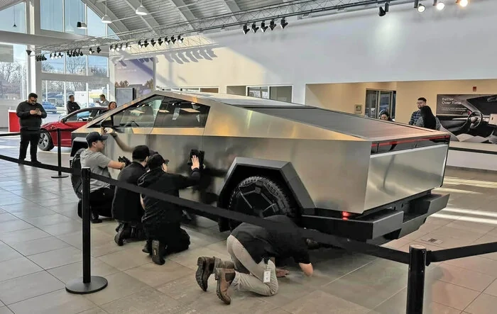 Tesla Cybertruck @ Naperville, IL Store / Showroom -- Just Arrived!