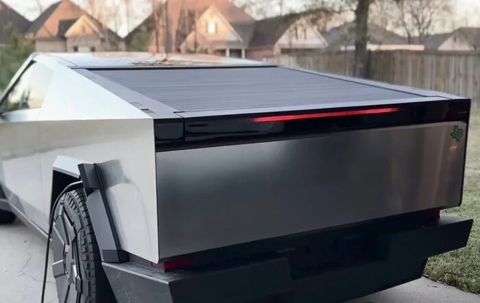 Vehicle lock sequence: rear light bar animation + mirror folding (video)