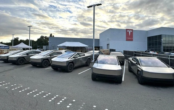 15+ Cybertrucks ready for owner delivery at Dublin CA Tesla! 🤩