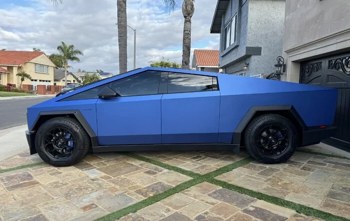 My Cybertruck in matte blue wrap + TSportline 20" CT7 Wheels + Painted Brake Calipers
