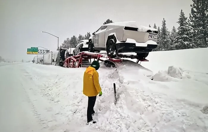 2 Cybertrucks stuck on vehicle hauler in blizzard at Donner Pass