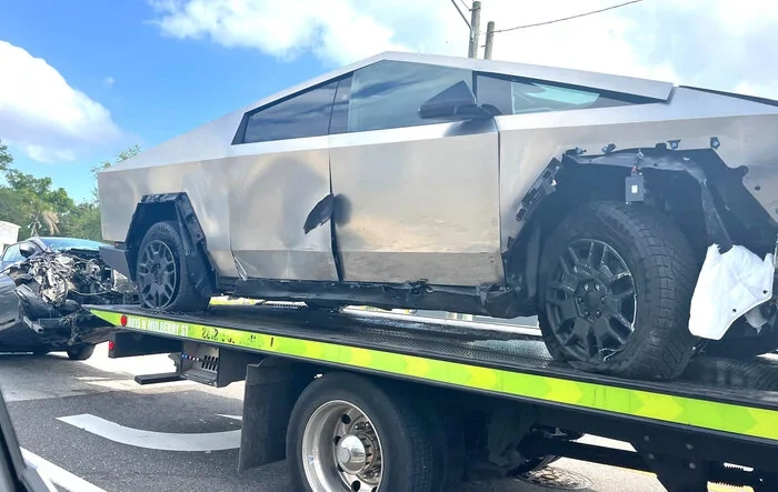 Totaled Crashed Cybertruck in Tampa