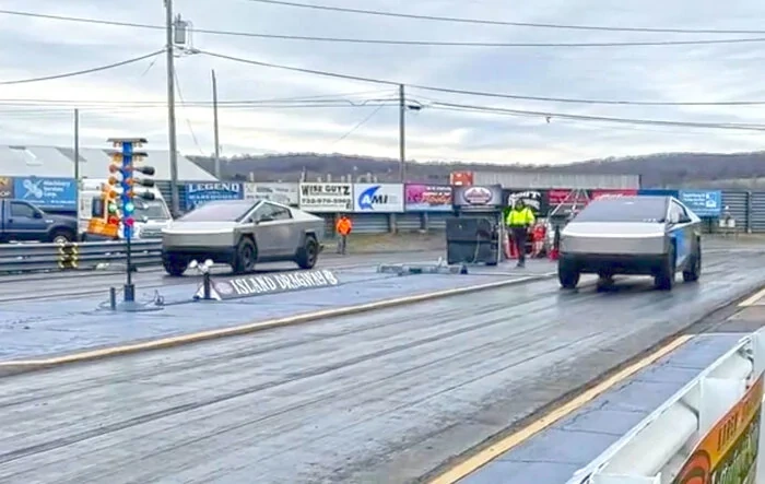 CyberBeast Tri-Motor vs. Dual-Motor Cybertruck Drag Race!  🥊