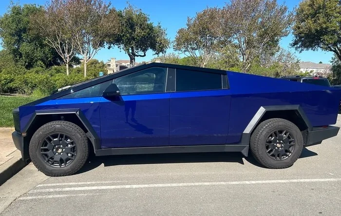 Candy Blue Wrap + Black Pillars