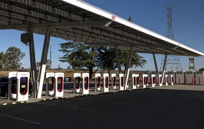 Report: Tesla lays off entire Supercharger team! [Update: Elon Musk says supercharger growth will continue]