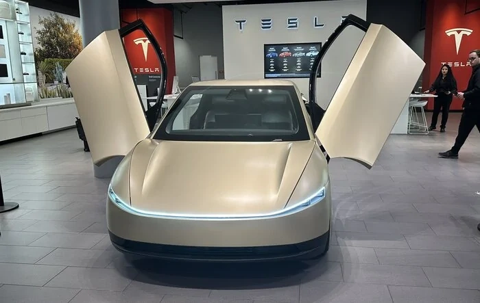 Cybercab Robotaxi begins appearing at Tesla stores! First one at Santana Row, San Jose