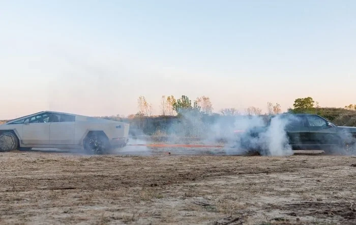Tug-of-War battle: 2025 R1T Tri Max vs. 2024 Cybertruck CyberBeast Tri-Motor (Motortrend)