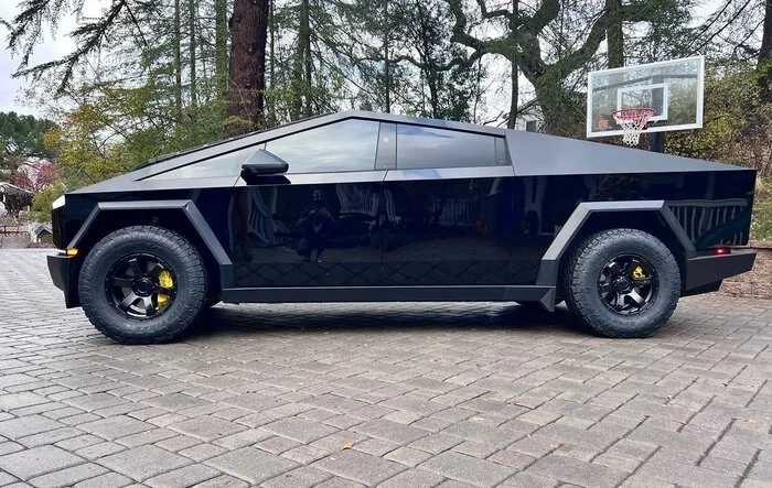Fuel Rush 18" wheels with 35’s (Toyo Open Country AT3 tires) installed