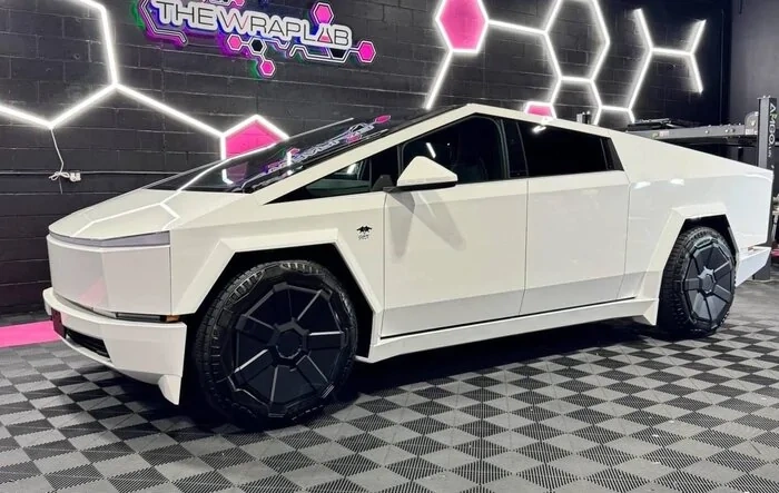 Ghost mode: Cybertruck in white wrap + white bumpers