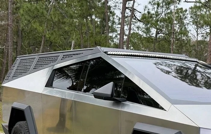 Urander bed rack and OEM light bar compatibility.