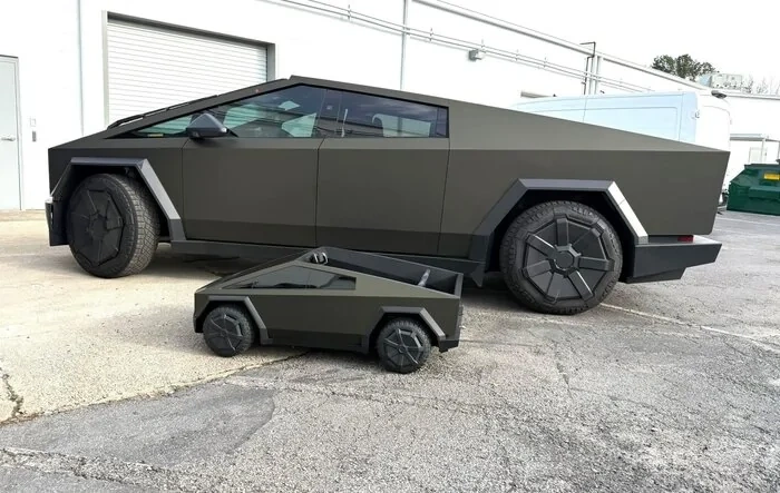 Cybertruck & Mini-Me CT