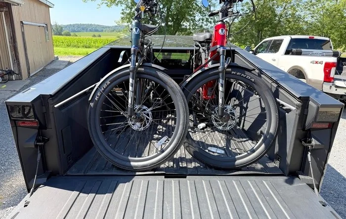 Mounting 2 e-bikes inside Cybertruck bed & closing tailgate: success and what size e-bikes fit