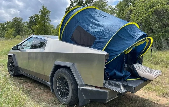 Simple, quick pop up tent in bed