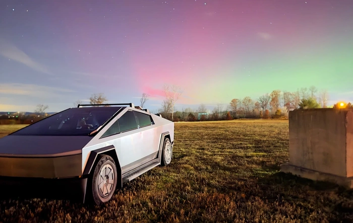 UFO with the northern lights and starlink