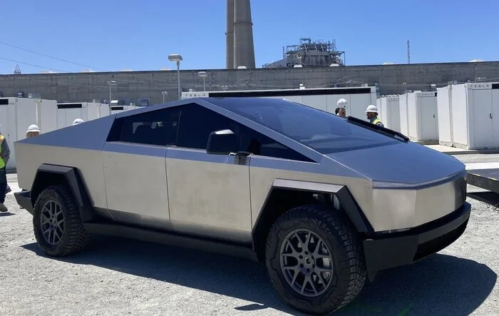 Cybertruck (w/ 2 piece windshield wiper) trotted out for Tesla's Moss Landing Megapack Battery System commissioning ceremony!