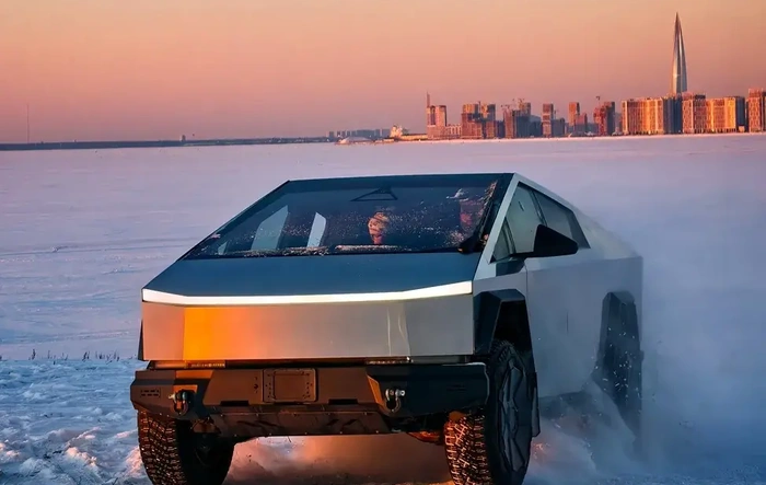 I picked up my Cybertruck in Russia and was immediately impressed. [Photo shoot]