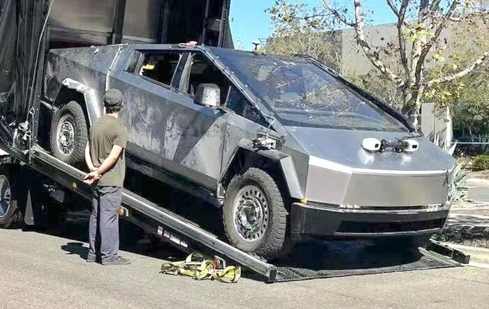 Tester Cybertruck Prototype Spotted on a Tow Truck!