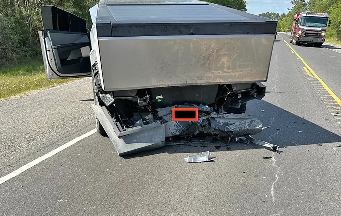 Rear Ended (55MPH to 60MPH) - FSD Started Turning Wheel Prior to First Collision to Prevent a Second Collision