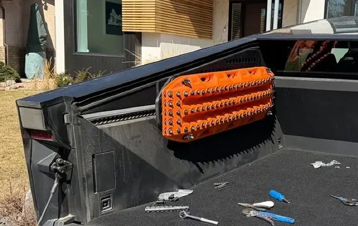 Max Trax recovery boards installed on Tesla Molle panel