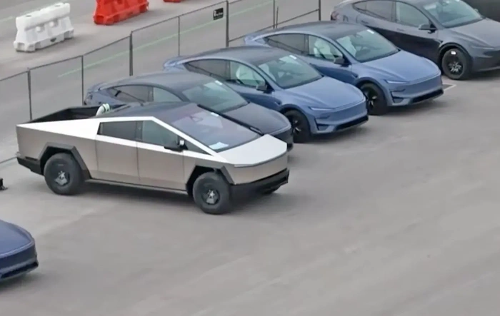 $59K SAWD - Deliveries soon?!🤞🤞 2 Standard AWD Cybertrucks spotted at Gigafactory outbound lot!