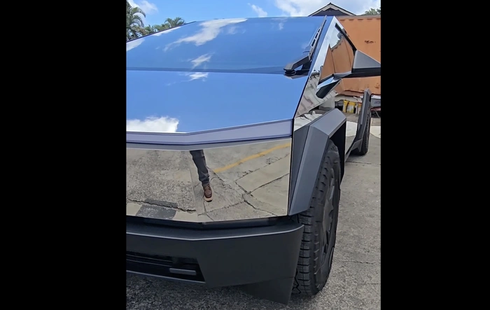 Cybertuck I polished on the North Shore of Hawaii 🤙🏾🙏🏽