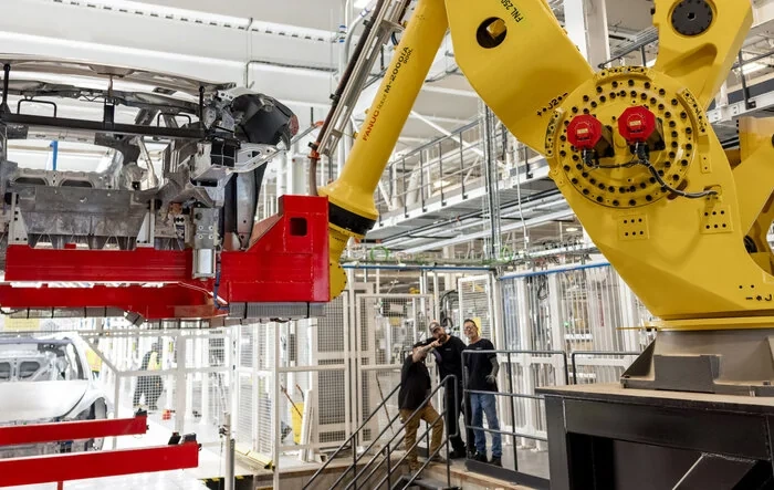 Tesla bull investor estimates 10,000 Cybertruck deliveries in 2023... you taking over or under?
