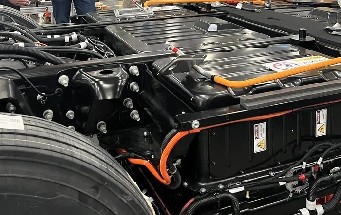 Semi's 1000v battery pack is HUGE (first closeup look)