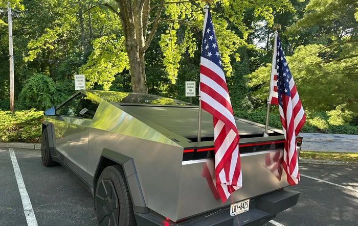 Flying American flags on Cybertruck - a solution using bed divider