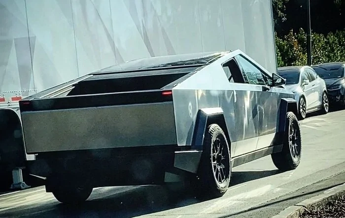 [Video Added!] Cybertruck spotted with new side mirror design! Musk confirms removable (Feb 1, 2023) 📸