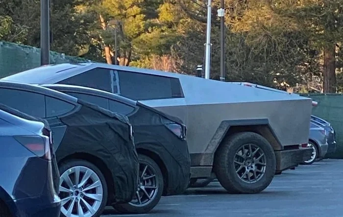 New Cybertruck photo angle. No windshield wiper attached