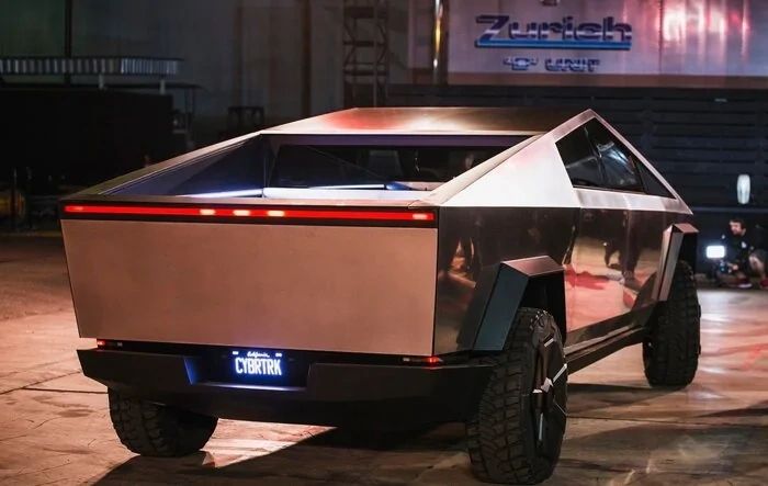 Full red brake light bar on production Cybertruck confirmed by Elon