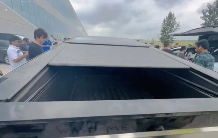 Video: Tonneau cover closing on Cybertruck Beta!