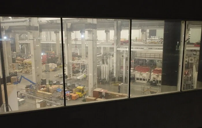 SURPRISE! Giga Texas windows open again! TWO 9K Giga Presses Are Live and on Display