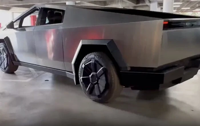 Cyberturn! Rear Wheel Steering in Action on Cybertruck