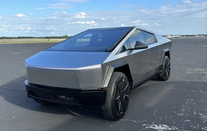 Elon Drives Cybertruck Around Austin! (7.7.23)
