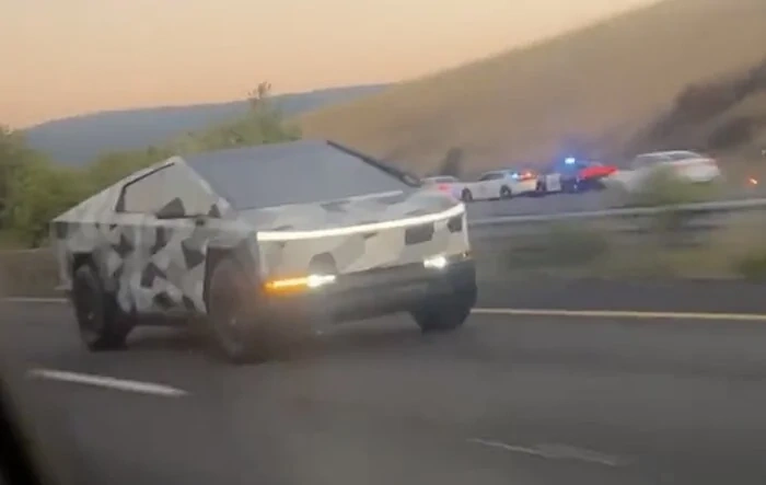 Videos: Camo Cybertruck BLASTS BY at speed! All lights on! 🚨 [7/17/23]