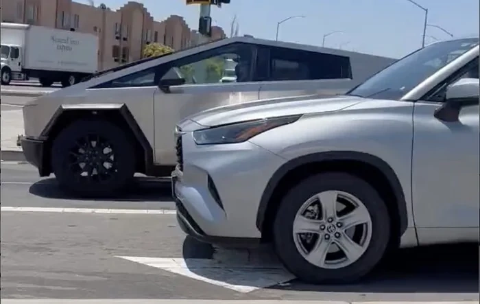 Video: Cybertruck in low suspension mode @ light next to Highlander and followed by Model Y