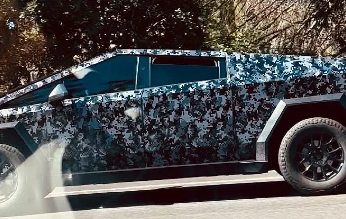 New dark digital camo + tinted Cybertruck appears on the 280 in CA! 🤳