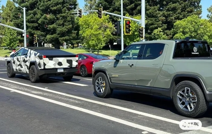 Cybertruck vs Rivian R1T spotted on street (size comparison look)