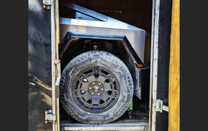 Release Candidate Cybertruck on Trailer - New Premium Wheel Set Photo