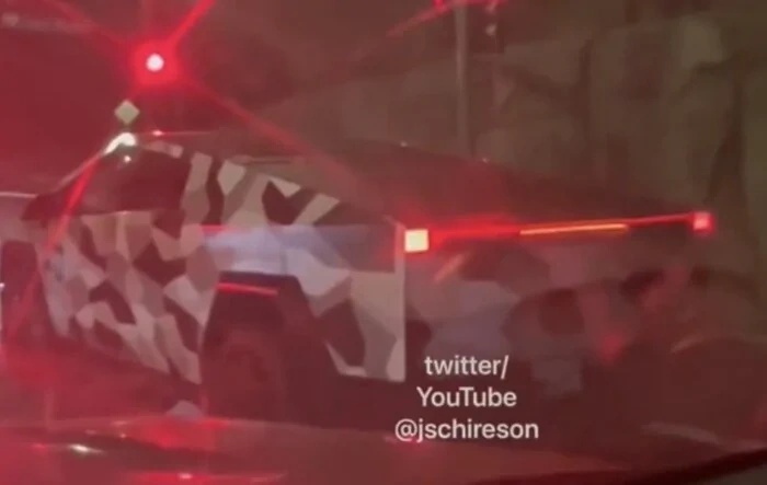Rear light bar + turn signal action at night (on Cybertruck spotted in Palo Alto) -- video