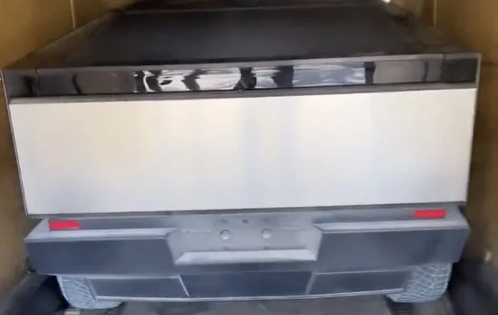 Cybertruck in enclosed trailer w/ folded mirrors + tire size -- video