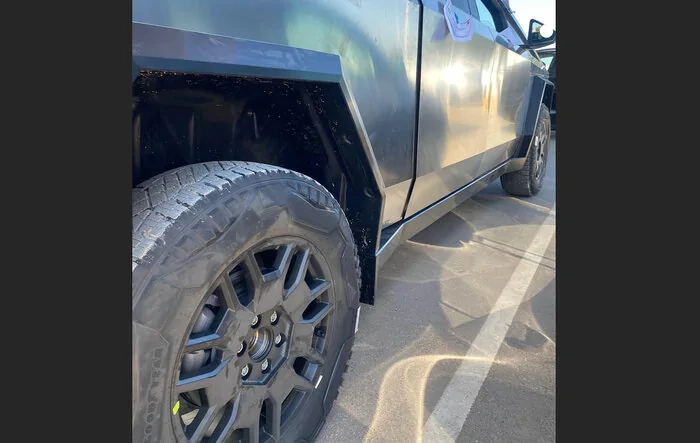 Closeup look at new wheels & body panels on release candidate Cybertruck