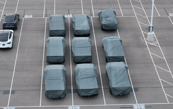 NINE Cybertrucks shipping out! Flyover sighting by Joe Tegtmeyer