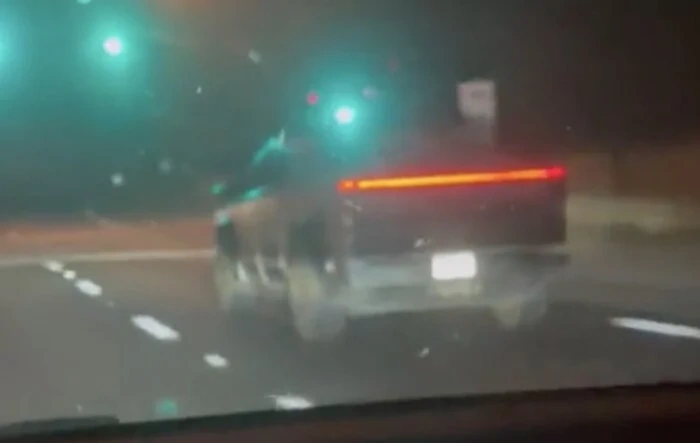 Best look yet at Cybertruck rear light bar / brake light / turn signal in action (night video 8/15/23)