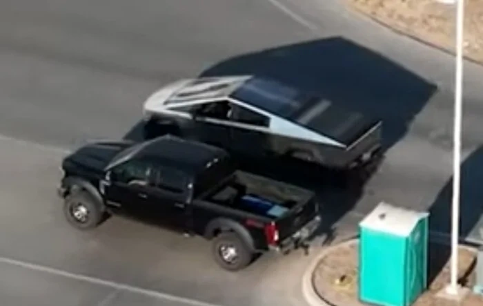 Cybertruck size comparison with Ford F-250 Superduty pickup (side by side photo)!