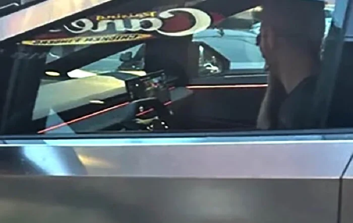 Ambient lighting (interior) confirmed in Cybertruck! (spotted 8/23/23) + front camera display screen view