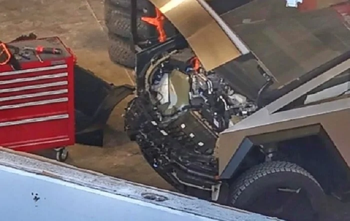 Frunk in the raw - best view yet?