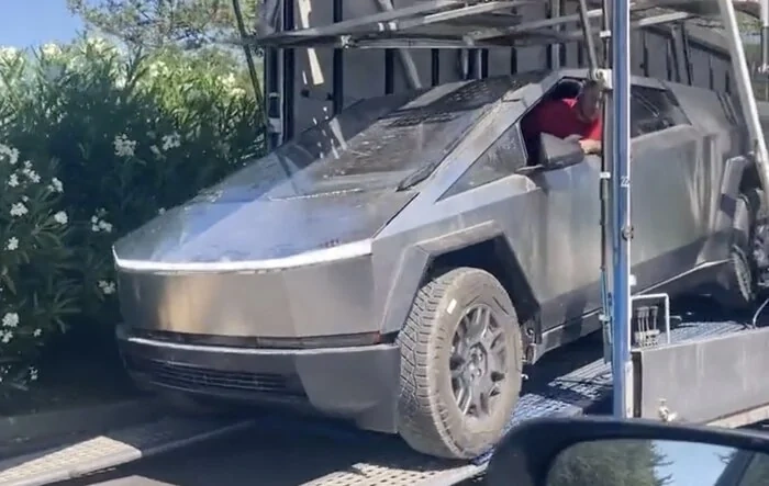 Cybertrucks being unloaded from trailer in Palo Alto (+ out in Arizona sun 😎)